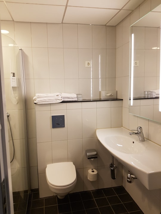 Großes, helles Bad, reicht notfalls auf für 2 Hotel Scandic Infra City