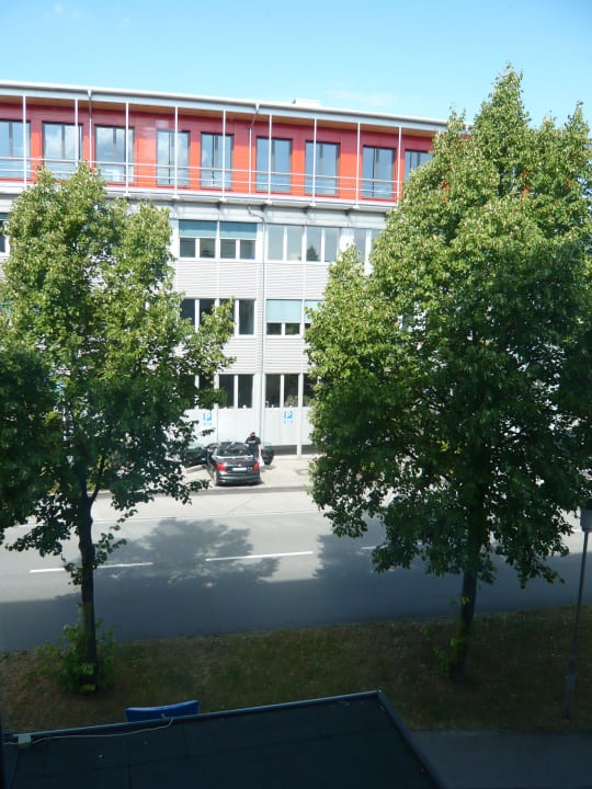 Ausblick zur Straßenseite B&B Hotel München-Garching