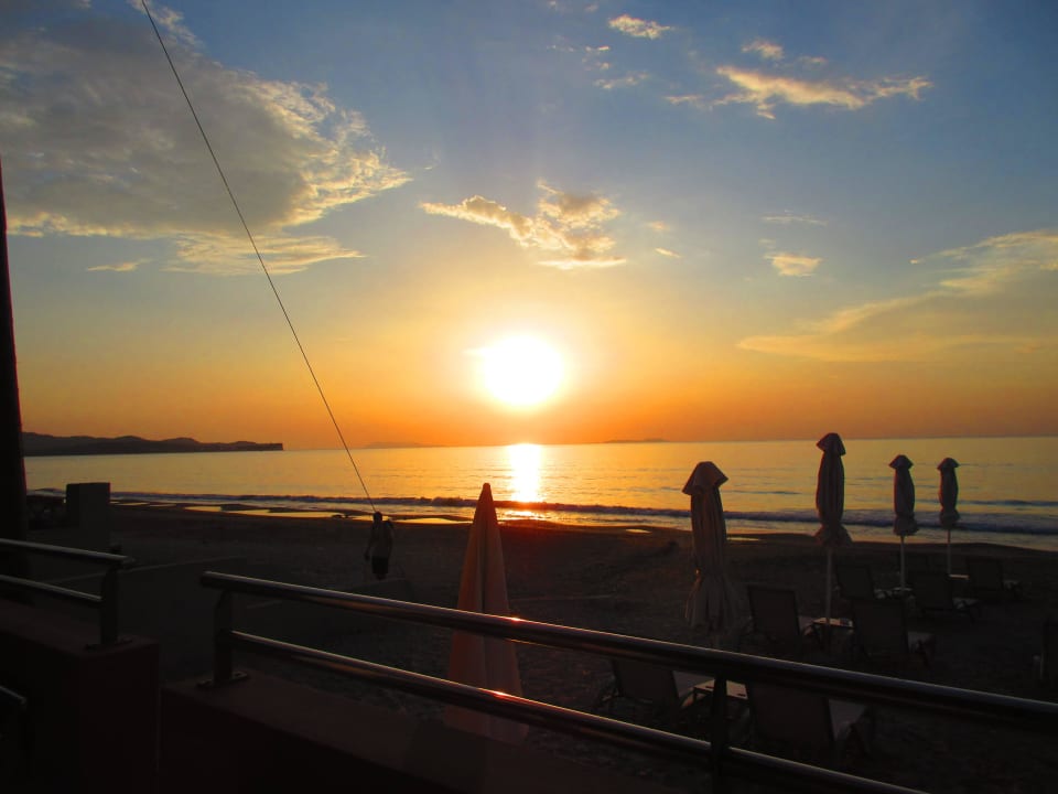 Sonnenuntergang von der Thiens Bar aus  Acharavi Beach Hotel