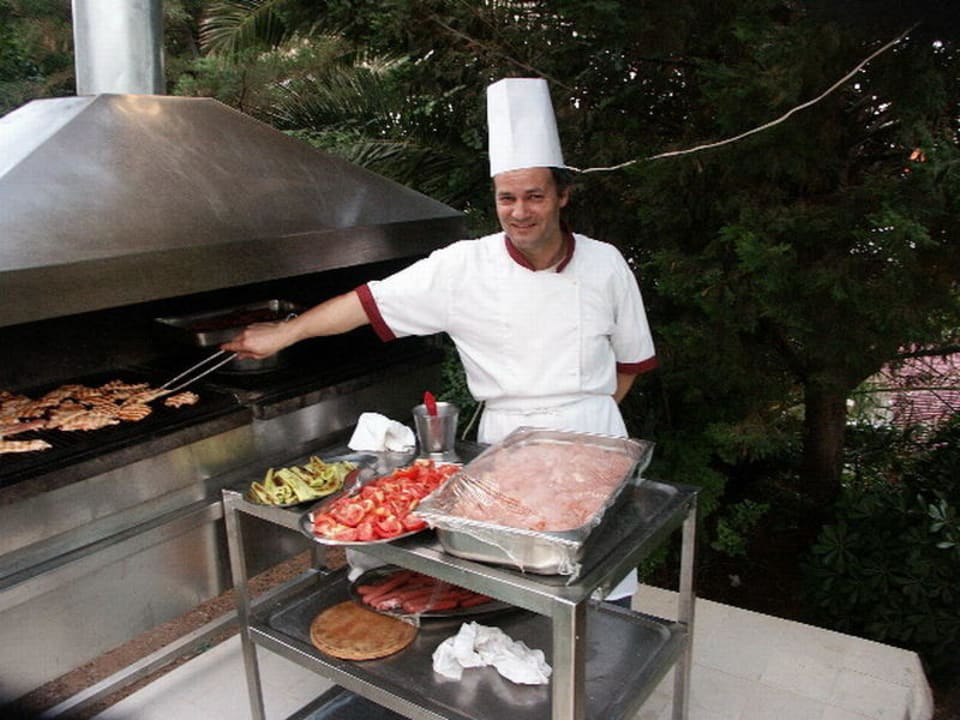 Koch beim grillen Kayamaris Hotel