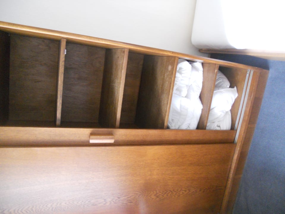 Kleiderschrank mit Wäsche für 3. und 4. Bett Hotel Spreewitz am Kurfürstendamm