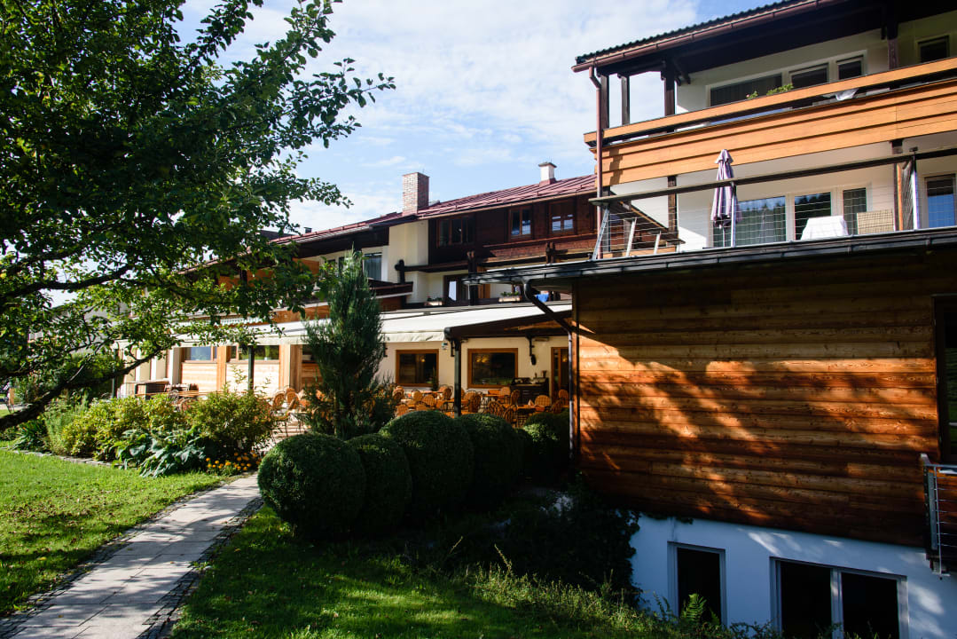 Außenansicht Alm- & Wellnesshotel Alpenhof