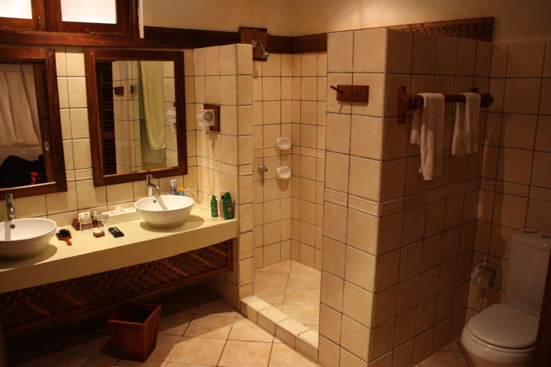Bad mit zwei Waschbecken Neptune Pwani Beach Resort & Spa