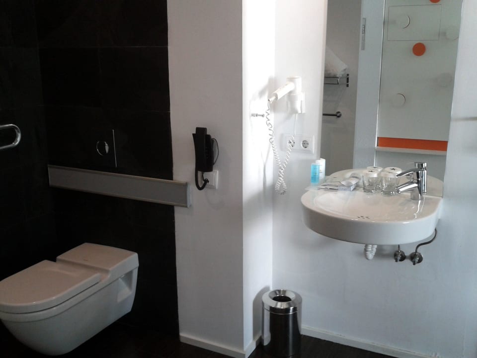 WC + Waschtisch, Bad ohne Tür Iberostar Waves Bahia de Palma