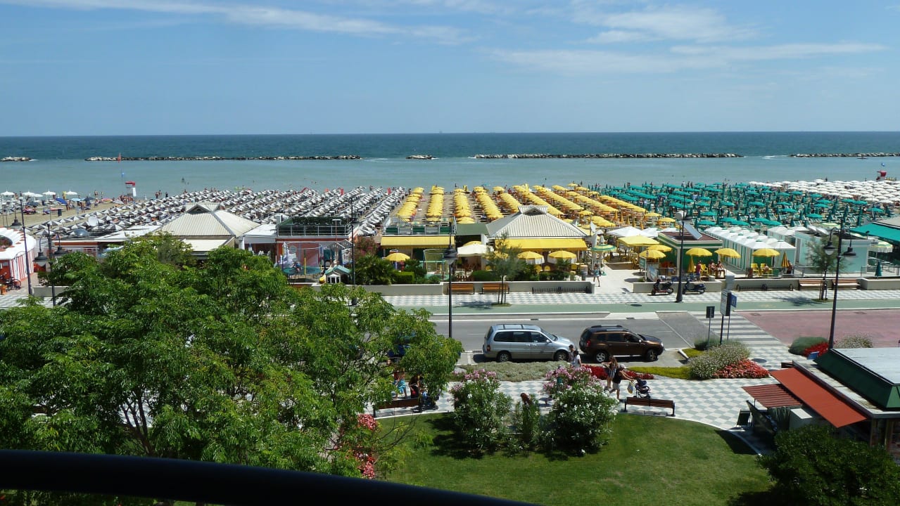 Blick vom Balkon auf den Strand Hotel San Giorgio