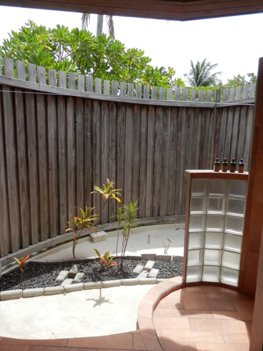 Dusche und Garten im Bad der Koama Beach Villa Kuredu Island Resort & Spa