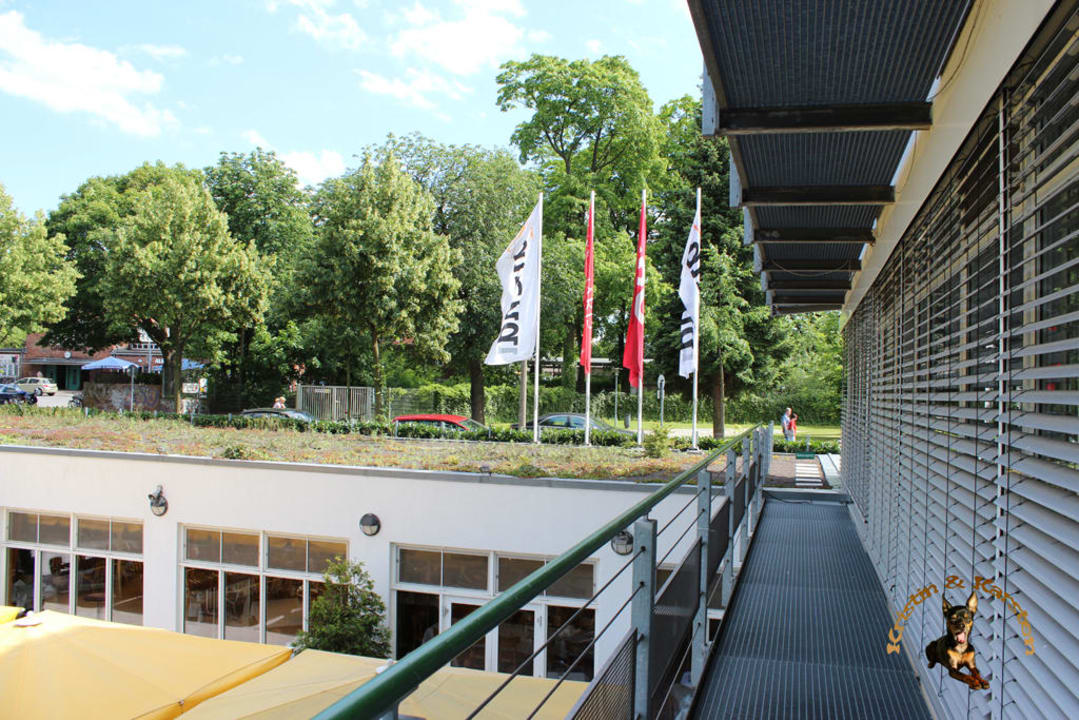 Hinten links ist der S-Bahnhof zu sehen Seminaris Avendi Hotel Potsdam