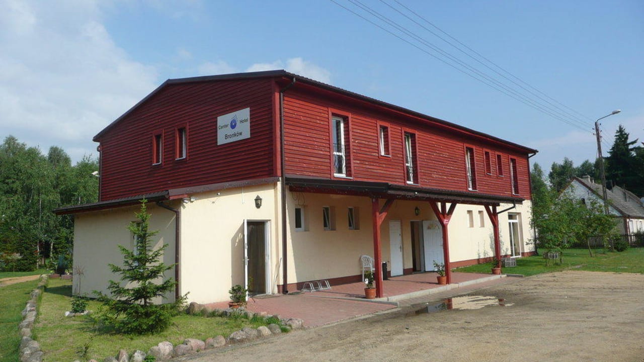 Blick von vorne auf das Hotel Center Hotel Bronkow