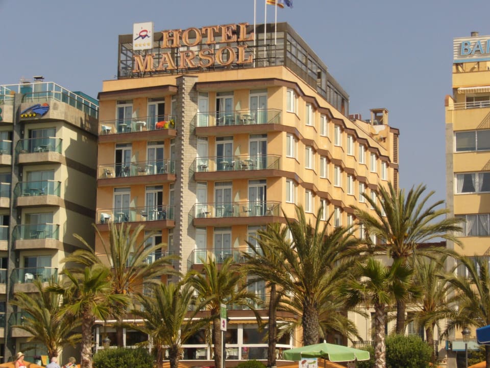 Вид отеля с набережной Hotel Marsol