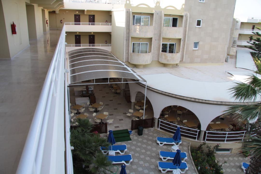 Blick auf das Restaurant am Pool Hotel Kalithea Mare Palace