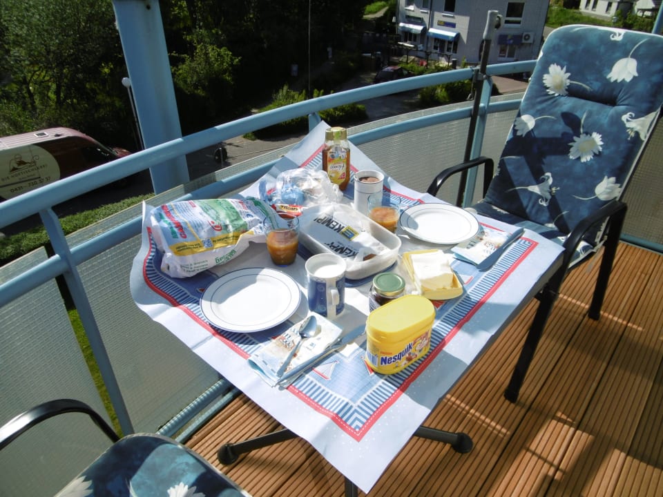 Frühstück auf dem Balkon Ferienwohnhung Strandschwalbe