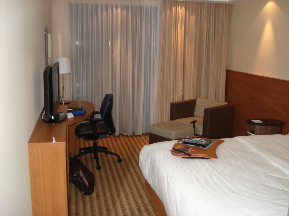 Blick ins Zimmer vom Eingangsbereich aus Hampton by Hilton Berlin City West
