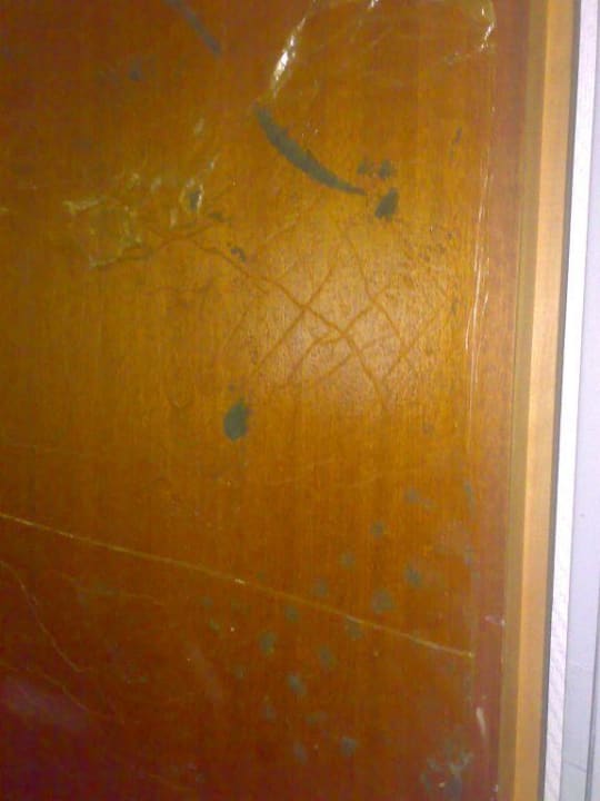 Schimmel und Dreck an der Verbindungstür Leonardo Hotel Düsseldorf Airport - Ratingen