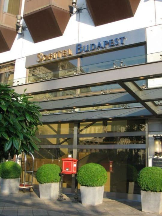 Entrance Sofitel Budapest Chain Bridge