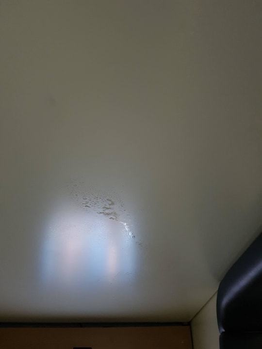 Decke über dem Bett YOTELAIR Amsterdam Schiphol Hotel