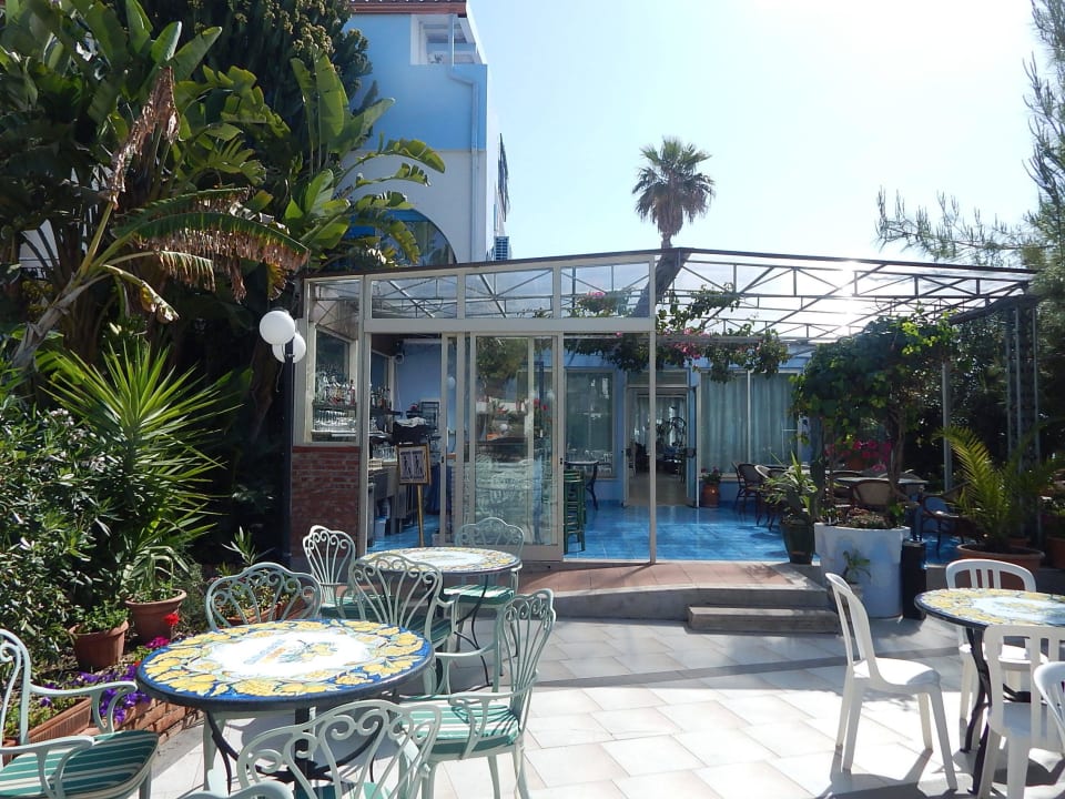 Aussenbestuhlung mit Blick in die Bar Hotel Kalos