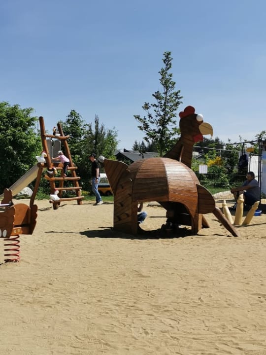 Spielplatz Huhn beim Fuchs Center Parcs Park Allgäu