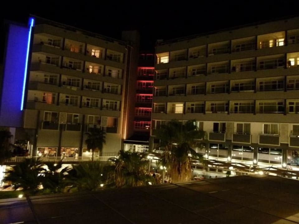 Haupthaus bei Nacht Mira Meridia Beach Hotel