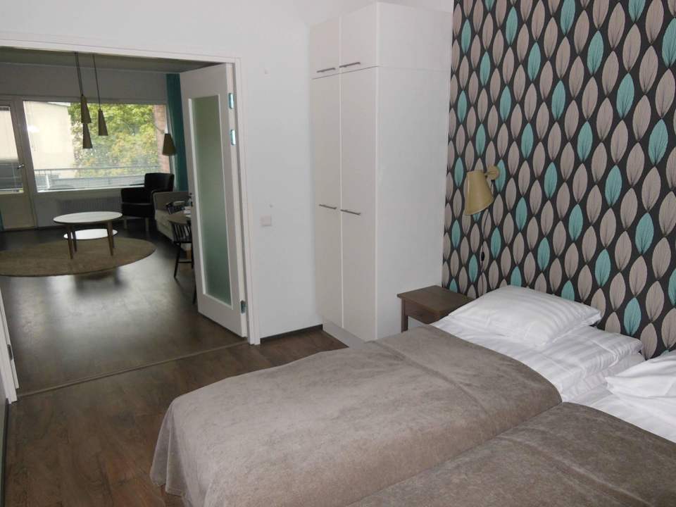 Schlafzimmer, Blick in Wohnzimmer SATO HotelHome Lapinlahdenkatu