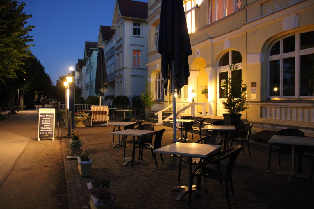 Hotel mit abendlicher Beleuchtung Hotel Villa Seeschlößchen