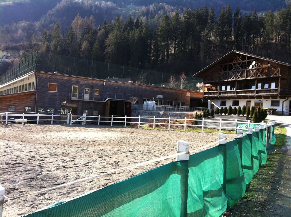Reiten, über der Reithalle ist der Tennisplatz Quellenhof Luxury Resort Passeier