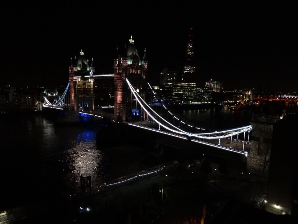 Tower Bridge vom Zimmer aus The Tower - A Guoman Hotel