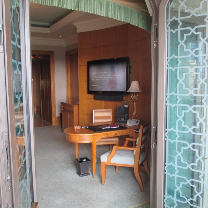 Blick vom Balkon ins Zimmer Emirates Palace Mandarin Oriental