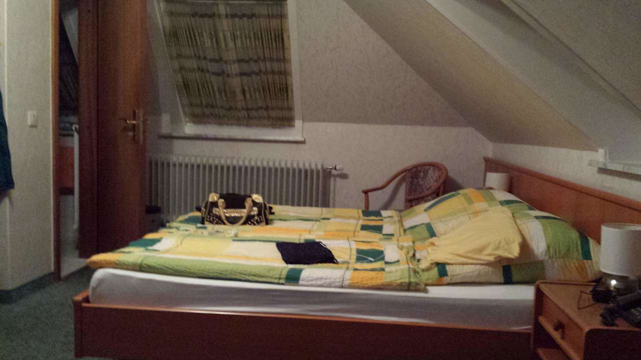 Betten und Eingang zur Toilette Hotel Hauschild