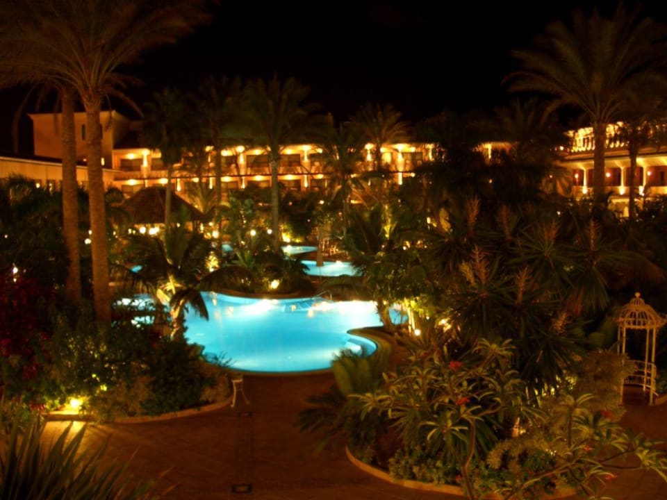 Die Poolanlage bei Nacht Secrets Bahia Real Resort & SPA