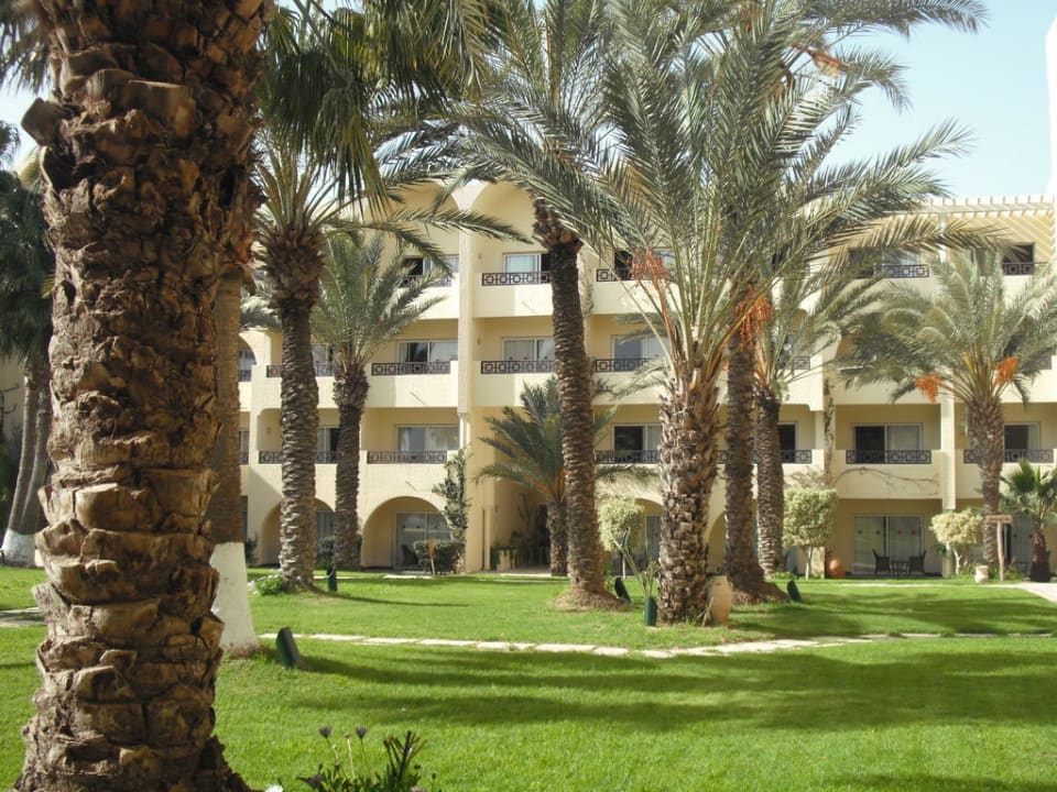Garten mit Blick auf Hotelanlage Hotel Paradis Palace