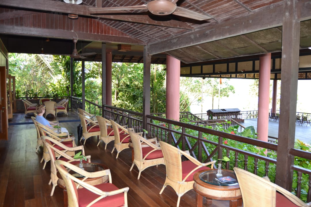 Terrasse vor dem Hoteleingang Aiman Batang Ai Resort & Retreat