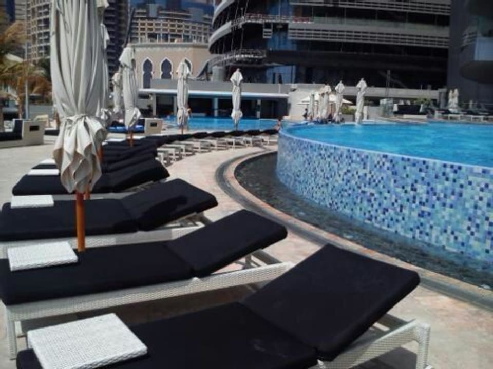 Pool am Nachmittag Conrad Abu Dhabi Etihad Towers
