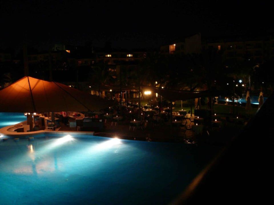 Poolbar am Abend Arum Barut Collection