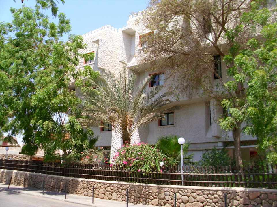 Haupthaus von der Sraße aus gesehen. Albatros Sharm Resort