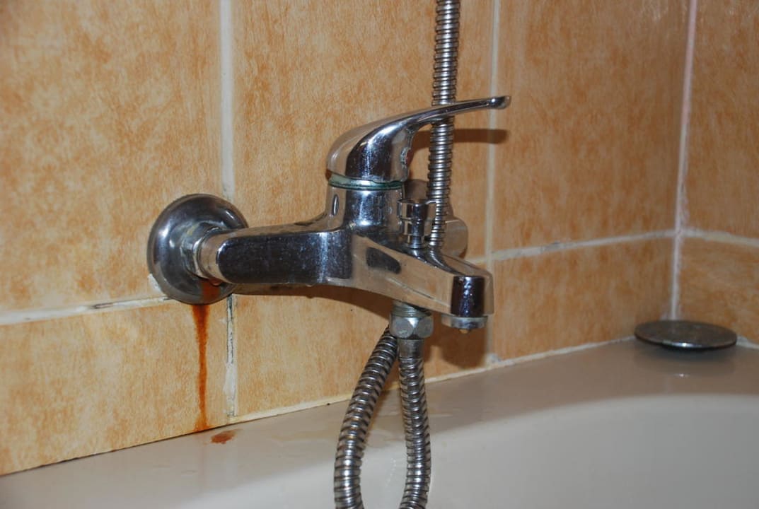 Armaturen an der Badewanne Eri Maldives