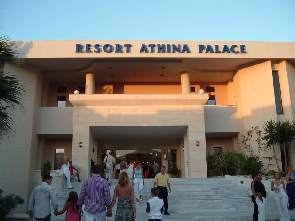 Haupteingang des Hotels Athina Palace Resort & Spa