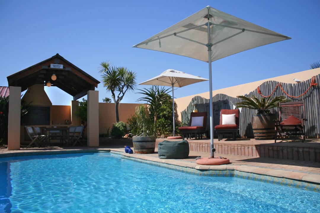 Pool Avenues Guesthouse