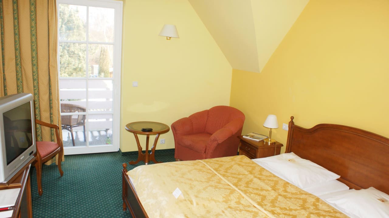 Das Zimmer, Blick zum Balkon Strandhotel Deichgraf