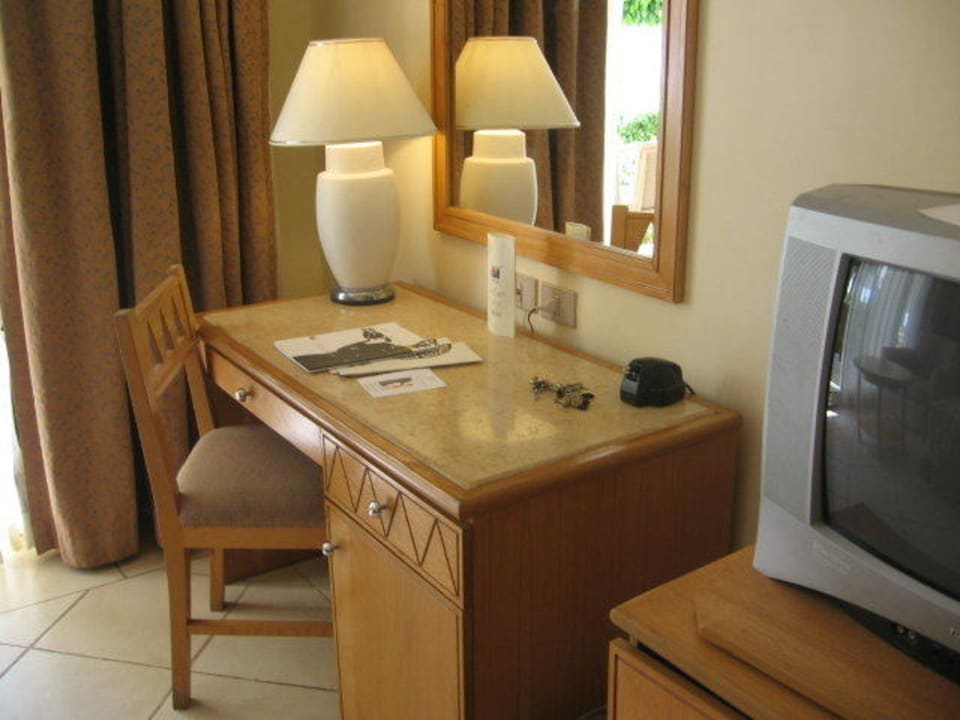 Schreibtisch, TV, integrierter Kühlschrank Sierra Sharm El Sheikh