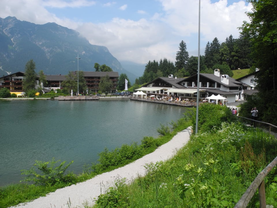 Blick vom See auf das Hotel Riessersee Hotel