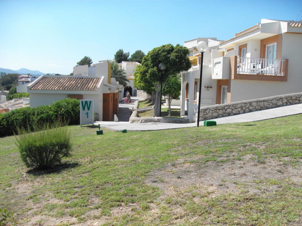Teilkomplex mit Blick auf die Cala Romantica blau punta reina