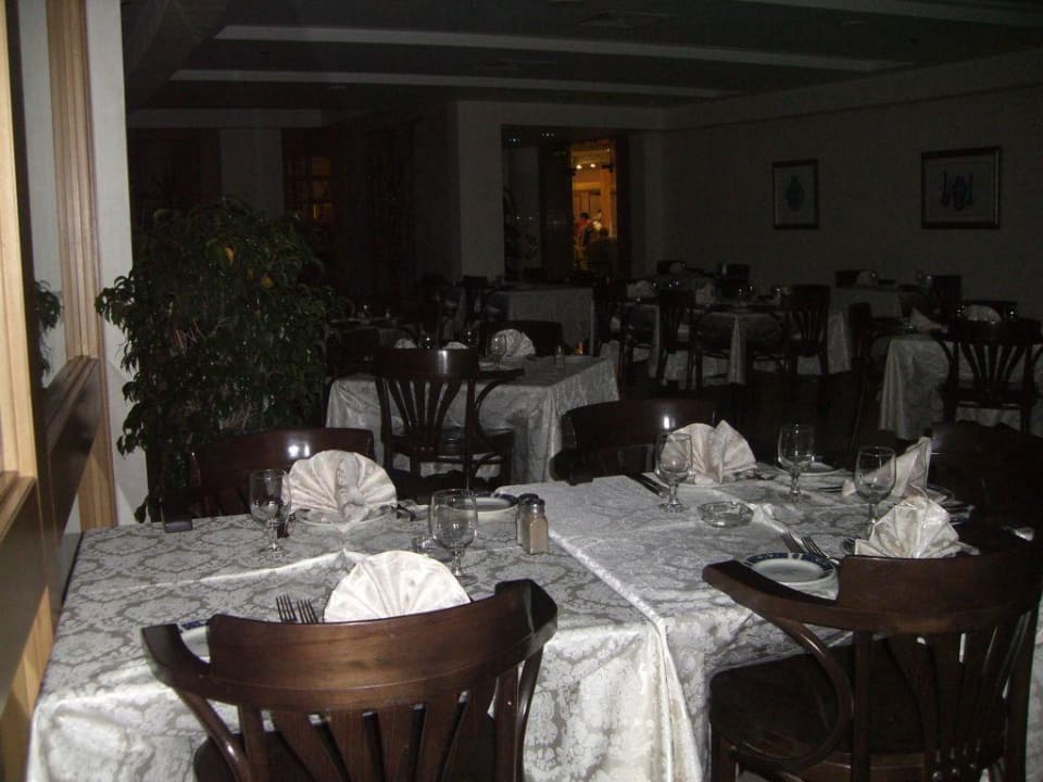 Einer der Speisesaale Hotel Ambassador