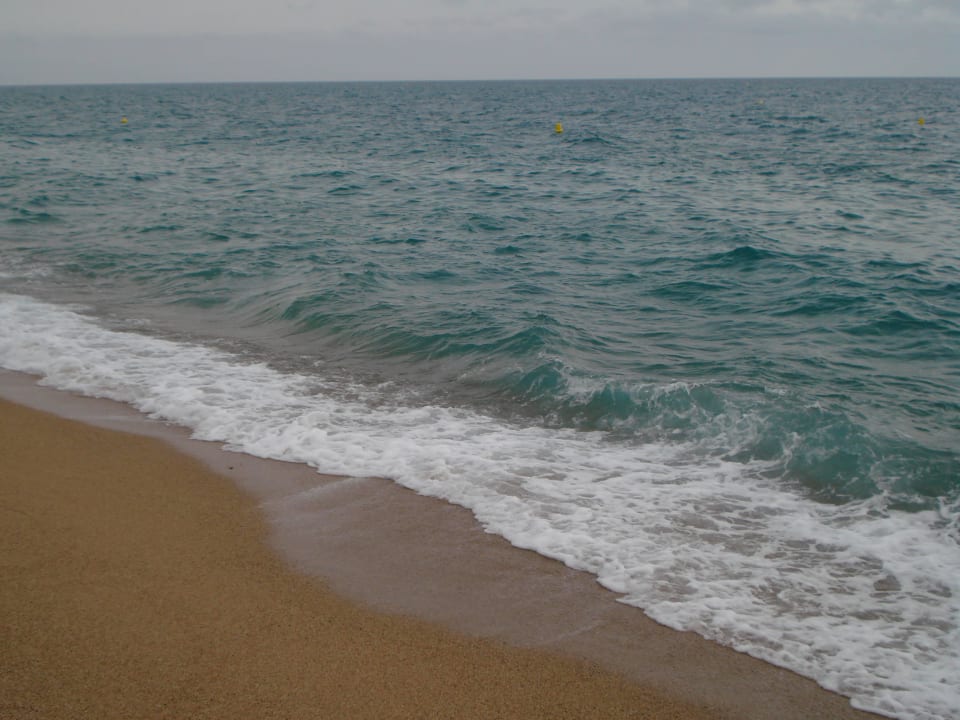 Klares Wasser sauberer Strand kleine Kieselsteine AQUA Hotel Onabrava & Spa