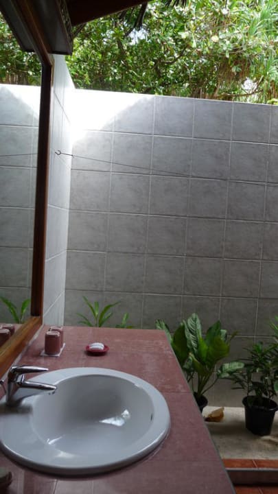 Bad im Standardbungalow NH Collection Maldives Reethi Resort