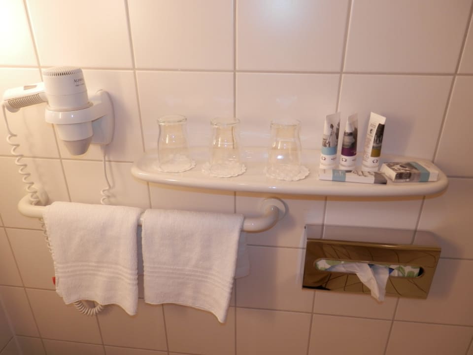 Zuwenig Ablagemöglichkeit und zu hoch Mercure Hotel Berlin City