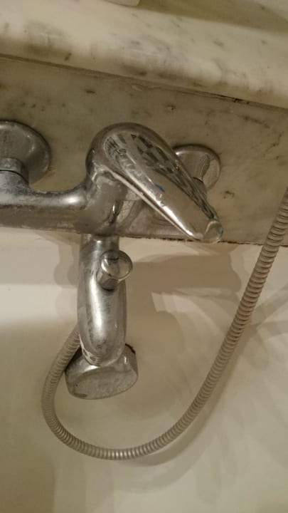 Schmutziger Wasserhahn El Mouradi Hammamet