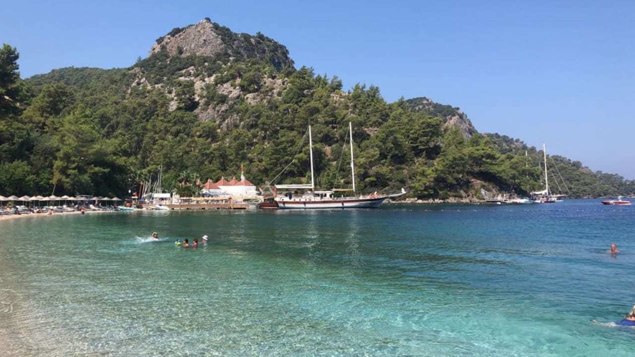 Strand Hillside Beach Club