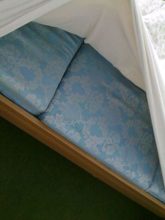 Betten von vor etlichen Jahren Pension Zum Feldschlösschen