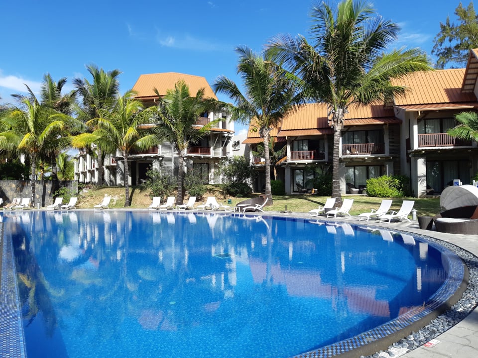 Pool Crystals Beach Resort Belle Mare, a member of Radisson Individuals