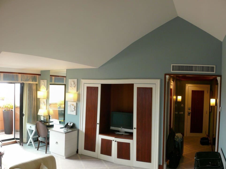 Kleiner Balkon links, Schreibtisch und Schrankwand Grande Real Villa Italia